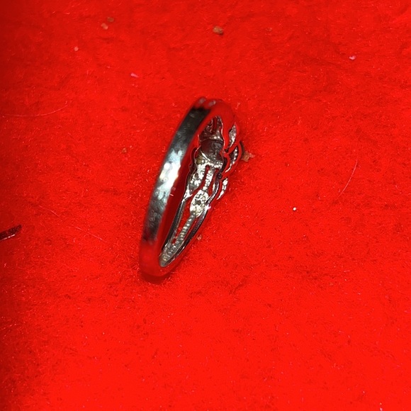 Emerald, oval-cut, set in 10 k white gold with 6 Diamond accents - Picture 10 of 12